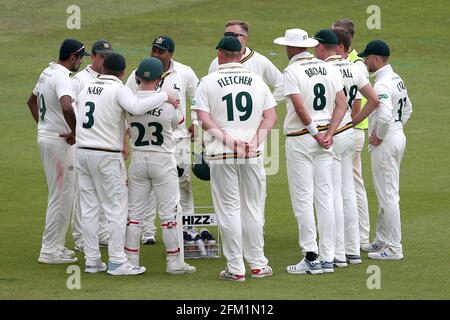 Les joueurs de Notts se rendent dans un caucus pour discuter des tactiques pendant le match de la CCC de Notinghamshire contre la CCC d'Essex, le cricket de la division 1 du championnat du comté de Specsavers à Trent Banque D'Images