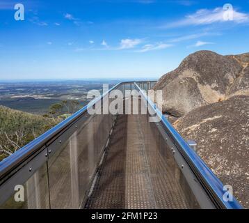 Passerelle en acier inoxydable Granite Skywalk au parc national de Castle Rock Porongurup Australie occidentale Banque D'Images
