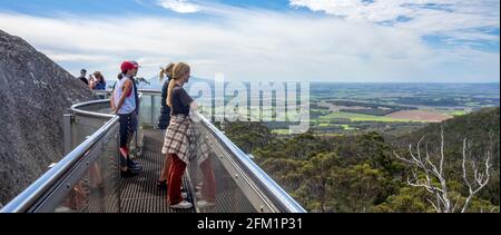 Touristes sur l'acier inoxydable Granite Skywalk au parc national de Castle Rock Porongurup Australie occidentale. Banque D'Images