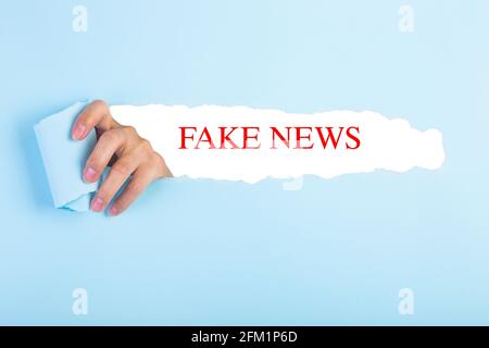 Mots Fake News écrit sous papier déchiré. IMAGE CONCEPTUELLE Banque D'Images