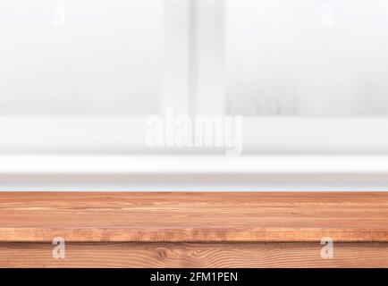 Table en bois dans une cuisine. Fenêtre avec plan d'examen vide comme modèle. Intérieur avec étagère marron. Banque D'Images