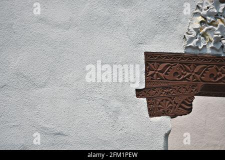 Maison coloniale espagnole décoration en bois sculptée à la main sur un mur en plâtre à Carmel-by-the-Sea, Californie Etats-Unis. Banque D'Images