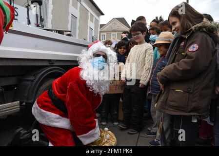 *** STRICTEMENT AUCUNE VENTE AUX MÉDIAS OU ÉDITEURS FRANÇAIS - DROITS RÉSERVÉS ***06 décembre 2020 - Melun, France: Un Père Noël masqué distribue des bonbons tandis que les familles françaises protestent contre le projet du gouvernement de forcer les parents à mettre leurs enfants à l'école. Entre 200 et 300 personnes, dont plusieurs enfants, ont défilé pour défendre leurs droits à l'instruction en famille (IEF, instruction au sein de la famille). Le gouvernement français veut interdire l'éducation à domicile dans sa loi contre le « paratisme » visant à combattre l'islam radical dans le pays. Actuellement, l'éducation est obligatoire pour tous les enfants en France Banque D'Images