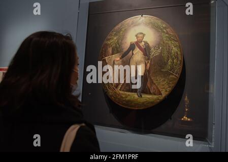 *** STRICTEMENT AUCUNE VENTE AUX MÉDIAS OU ÉDITEURS FRANÇAIS - DROITS RÉSERVÉS ***04 mai 2021 - Paris, France: Une femme regarde une œuvre représentant l'empereur français Napoléon Bonaparte sortant de sa tombe. Cette œuvre fait partie d'une exposition commémorant le bicentenaire de la mort de l'empereur. Banque D'Images