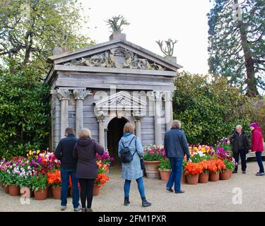 Festival des tulipes du château d'Arundel - 2021 - visiteurs appréciant l'exposition de tulipes à l'extérieur du temple. Banque D'Images