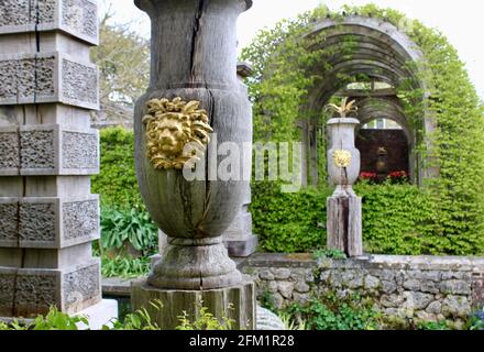 Arundel Castle Tulip Festival - 2021- pergola ornementale caractéristiques menant à l'oeil des récipients remplis de tulipe. Banque D'Images