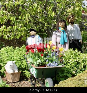 Festival des tulipes du château d'Arundel - 2021 - UN groupe de familles d'arrecrows accueillent les visiteurs avec leur brouette plantée de tulipes. Banque D'Images