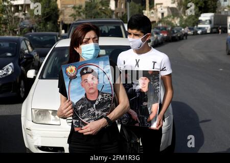 Beyrouth, Liban. 4 mai 2021. Des membres de la famille des victimes de l'explosion du port de Beyrouth ont mis en scène un sit-in à Beyrouth, au Liban, le 4 mai 2021. POUR ALLER AVEC "Feature: Familles endeuillées au Liban attendent justice pour les victimes des explosions de Beyrouth" Credit: Bilal Jawich/Xinhua/Alay Live News Banque D'Images