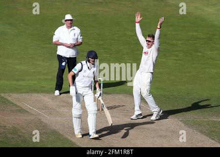 Simon Harmer d'Essex avec un appel pour un cricket pendant Warwickshire CCC vs Essex CCC, Specsavers County Championship Division 1 Cricket à Edgbaston Banque D'Images