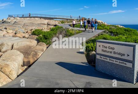 Panneau indiquant la plate-forme d'observation en porte-à-faux en acier inoxydable au Gap et au Natural Bridge Torndirrup National Park Albany Australie occidentale. Banque D'Images