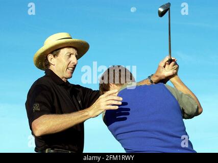 LE GOLF DAVID LEADBETTER ACADENY À LA CALA RESORT À MIJAS COSTA PRÈS DE MALAGA ESPAGNE 24/10/2002 DAVID LEADBETTER MONTRE BRIAN VINER COMMENT! PHOTO DAVID ASHDOWN.GOLF Banque D'Images