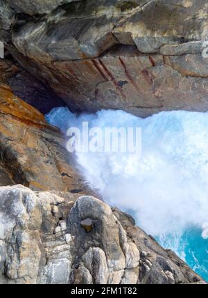 The Gap un canal en granit sculpté par les vagues du parc national de la Great Southern Ocean Torndirrup Albany Australie occidentale. Banque D'Images