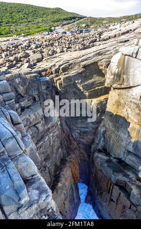 The Gap un canal en granit sculpté par les vagues du parc national de la Great Southern Ocean Torndirrup Albany Australie occidentale. Banque D'Images