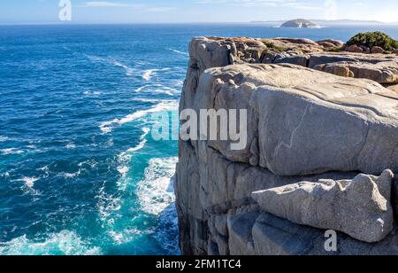 The Gap un canal en granit sculpté par les vagues du parc national de la Great Southern Ocean Torndirrup Albany Australie occidentale. Banque D'Images