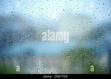 Beaucoup de gouttes sur la fenêtre, le verre humide pendant la pluie lourde, comme texture ou arrière-plan Banque D'Images