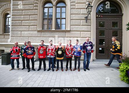 Préparation de la photo traditionnelle de l'équipe, avant la saison de la ligue de hockey suédoise 2014/15, lors d'une conférence de presse à Norra Latin, Stockholm, Suède. Banque D'Images