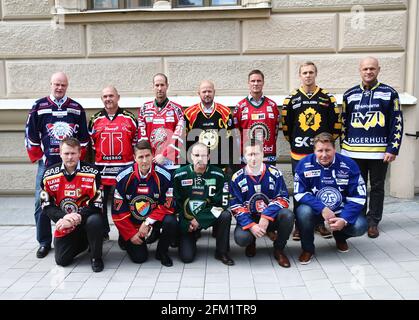 Le tableau traditionnel de l'équipe, avant la saison de la ligue de hockey suédoise 2014/15, lors d'une conférence de presse à Norra Latin, Stockholm, Suède. Rangée arrière à partir de la gauche: Roger Melin, Linköping HC; Kent Johansson, Örebro Hockey; Anders Forsberg, Modo Hockey; Tommy Jonsson, Brynäs IF; Roger Rönnberg, Frölunda Hockey; Bert Robertsson, Skellefteå AIK; Andreas Johansson, HV71. Première rangée: Joakim Fagervall, Luleå Hockey; Hans Särkijärvi, Djurgården Hockey; Tommy Samuelsson, Färjestads BK; Sam Hallam, Växjö Lakers hockey et Andreas Appelgren, Leksands IF. Banque D'Images