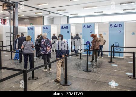 Barcelone, Espagne. 5 mai 2021. Les gens vus dans les files d'attente pour obtenir la dose de vaccin COVID19 au centre de vaccination. Pour accélérer la vaccination COVID-19 et les centres de soins primaires les plus décongestionnant, l'institution du salon de Barcelone, Fira Barcelona, est devenue depuis avril 30 un centre de vaccination de masse. Il est le premier en Catalogne à pouvoir administrer jusqu'à 120,000 vaccins par semaine. Cet espace est ajouté aux cinquante espaces municipaux autorisés par le Conseil municipal de Barcelone comme espaces de vaccination COVID-19. Crédit : SOPA Images Limited/Alamy Live News Banque D'Images