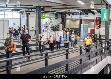 Barcelone, Espagne. 5 mai 2021. Les gens vus dans les files d'attente pour obtenir la dose de vaccin COVID19 au centre de vaccination. Pour accélérer la vaccination COVID-19 et les centres de soins primaires les plus décongestionnant, l'institution du salon de Barcelone, Fira Barcelona, est devenue depuis avril 30 un centre de vaccination de masse. Il est le premier en Catalogne à pouvoir administrer jusqu'à 120,000 vaccins par semaine. Cet espace est ajouté aux cinquante espaces municipaux autorisés par le Conseil municipal de Barcelone comme espaces de vaccination COVID-19. Crédit : SOPA Images Limited/Alamy Live News Banque D'Images