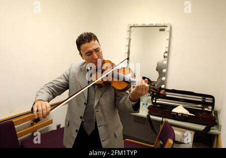 Le violoniste Maxim Vengerov se met à l'écoute avant la cérémonie de remise des prix de Les 2002 prix de gramophone au Barbican qu'il a reçus Prix "artiste de l'année".30 septembre 2002 photo Andy Paradise Banque D'Images