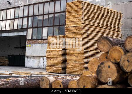 Stockage de piles de bois sur la scierie. Les planches sont empilées dans une boutique de menuiserie. Sciage séchage et commercialisation du bois. Bois de pin pour Banque D'Images