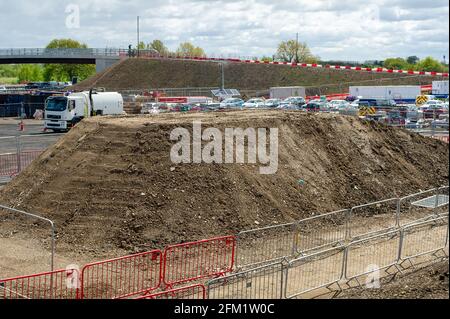 Slough, Berkshire, Royaume-Uni. 4 mai 2021. La M4 est en cours de modernisation pour devenir une autoroute intelligente avec toutes les voies de circulation (ALR). Il reste un énorme composé à Slough près de Datchet dans les champs qui avaient autrefois des chevaux paître en eux. La zone est maintenant méconnaissable suite à la démolition du pont existant à travers la M4. Il y a eu 38 morts sur les autoroutes intelligentes au Royaume-Uni au cours des 5 dernières années. Crédit : Maureen McLean/Alay Live News Banque D'Images