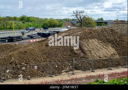 Slough, Berkshire, Royaume-Uni. 4 mai 2021. La M4 est en cours de modernisation pour devenir une autoroute intelligente avec toutes les voies de circulation (ALR). Il reste un énorme composé à Slough près de Datchet dans les champs qui avaient autrefois des chevaux paître en eux. La zone est maintenant méconnaissable suite à la démolition du pont existant à travers la M4. Il y a eu 38 morts sur les autoroutes intelligentes au Royaume-Uni au cours des 5 dernières années. Crédit : Maureen McLean/Alay Live News Banque D'Images