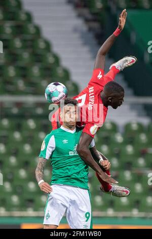 Ibrahima KONATE (L) chutes (chutes) sur Davie SELKE (HB), chute, chute, action, scène de jeu; Football coupe DFB demi-finales, SV Werder Bremen (HB) - RB Leipzig (L) 1: 2 après la prolongation, le 30 avril 2021 à Brême / Allemagne. | utilisation dans le monde entier Banque D'Images