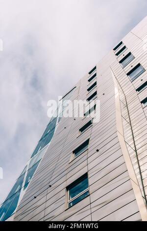 New York City, Etats-Unis - 22 juin 2018 : vue à angle bas d'un immeuble de bureaux futuriste avec façade en métal et en verre à côté de la zone High Line de Chelsea Banque D'Images