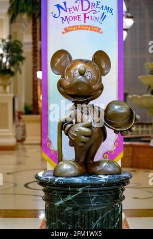 URAYASU, CHIBA, JAPON - 25 septembre 2020 : statue de bronze de Mickey Mouse à l'hôtel Tokyo Disney du Tokyo Disney Resort à Urayasu, Chiba, Japon. Banque D'Images