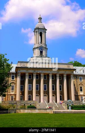 Vieux bâtiment principal sur le campus de l'Université d'État de Pennsylvanie à Penn State College ou University Park California PA Banque D'Images