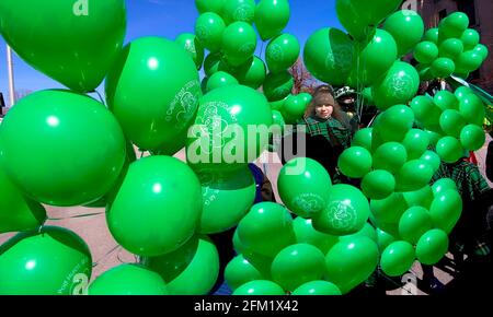 Activités à une parade de la Saint Patrick à Port Huron, Michigan enfant avec ballons verts Banque D'Images
