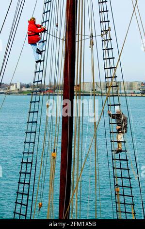 Les travailleurs masculins et féminins font l'entretien et les réparations sur le grand navire Highlander amarré dans la rivière St. clair, Port Huron, Michigan Banque D'Images