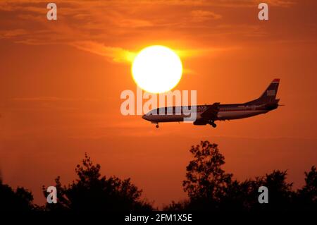 Silhouette de l'avion pendant qu'il se prépare à l'atterrissage Banque D'Images