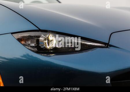 Vue avant d'une nouvelle Mazda MX-5 Miata GT RF bleue 2020 Banque D'Images