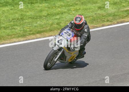 Rob Chapman sur une réplique de Mike Hailwood 500cc Honda approche Coppice Corner au Cadwell Park International Classic en 2015 Banque D'Images