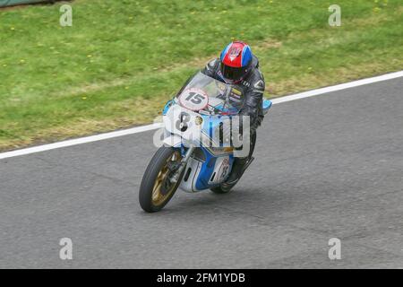 Teuvo Lansivuori s'approche de Coppice Corner sur son Classic 3 Cylinder Suzuki 750 au Cadwell Park International Classic en juillet 2015 Banque D'Images