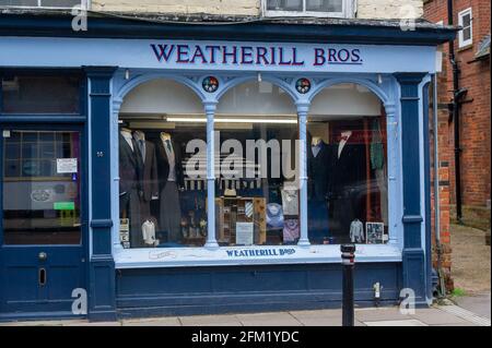 Eton, Windsor, Berkshire, Royaume-Uni. 19 février 2021. Les tailleurs Weatherhill Bros d'Eton High Street attendent une date de réouverture une fois les restrictions de confinement de Covid-19 levées. Eton était calme aujourd'hui, car beaucoup de gens continuent de travailler à la maison et de rester à l'intérieur pendant le troisième confinement du coronavirus Covid-19. Boris Johnson doit annoncer le lundi 22 février un chemin de sortie du confinement de Covid-19. Crédit : Maureen McLean/Alay Banque D'Images