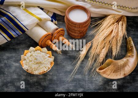 Torah et kippah pour célébrer les fêtes juives traditionnelles de Shavuot Produit laitier casher Banque D'Images