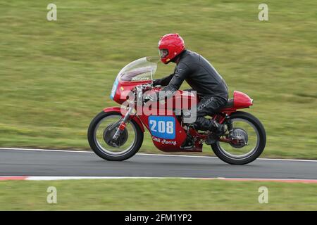 Craig Ridgley a approxé le Gooseneck sur un 350cc Ducati à Le Cadwell Park International Classic en juillet 2015 Banque D'Images