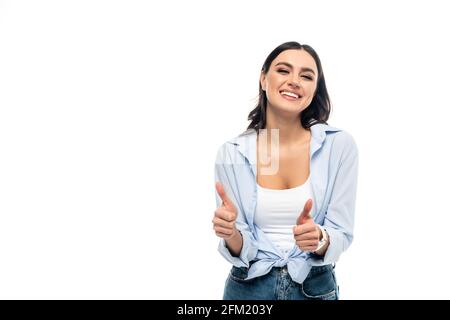 femme excitée en chemise bleue montrant le pouce vers le haut isolé sur blanc Banque D'Images