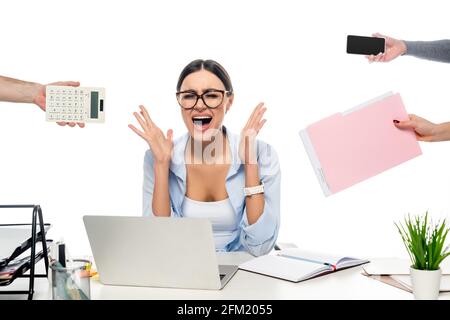 une femme d'affaires en colère et fatiguée crie sur le lieu de travail près de collègues isolés sur blanc Banque D'Images