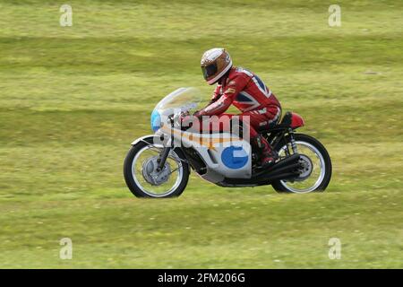 John Cronshaw, sur la Honda RC166 6 cylindres, a approdu Col de cygne au Cadwell Park International Classic en juillet 2015 Banque D'Images