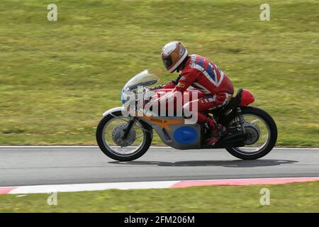 John Cronshaw, sur la Honda RC166 6 cylindres, a approdu Col de cygne au Cadwell Park International Classic en juillet 2015 Banque D'Images