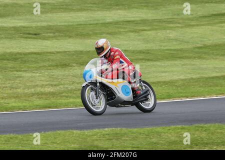 John Cronshaw, sur la Honda RC166 6 cylindres, a approdu Col de cygne au Cadwell Park International Classic en juillet 2015 Banque D'Images