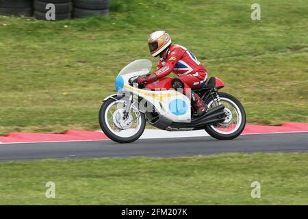 John Cronshaw, sur la Honda RC166 6 cylindres, a approdu Col de cygne au Cadwell Park International Classic en juillet 2015 Banque D'Images