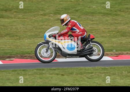 John Cronshaw, sur la Honda RC166 6 cylindres, a approdu Col de cygne au Cadwell Park International Classic en juillet 2015 Banque D'Images