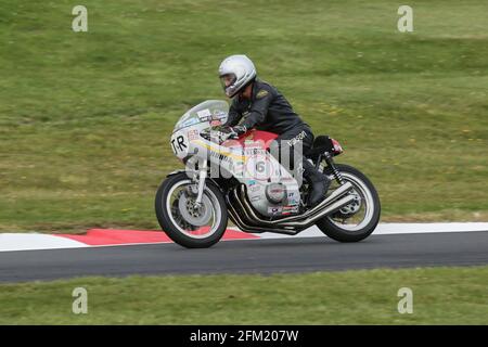 Jim Redman MBE sur une Honda CR750 1972 approche du Col de cygne au Cadwell Park International Classic en juillet 2015 Banque D'Images