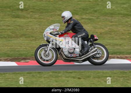 Jim Redman MBE sur une Honda CR750 1972 approche du Col de cygne au Cadwell Park International Classic en juillet 2015 Banque D'Images