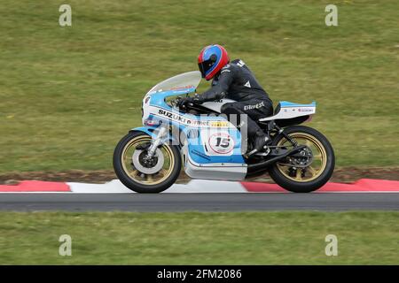 Teuvo Lansivuori s'approche du Gooseneck sur son Classic 3 Cylinder Suzuki 750 au Cadwell Park International Classic en juillet 2015 Banque D'Images